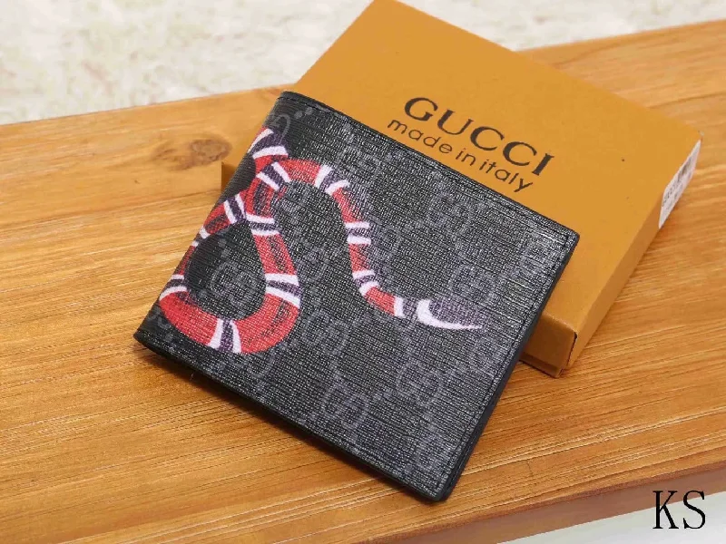 Women Gucci bags with a detachable mirror insideGucci Wallet (Men)