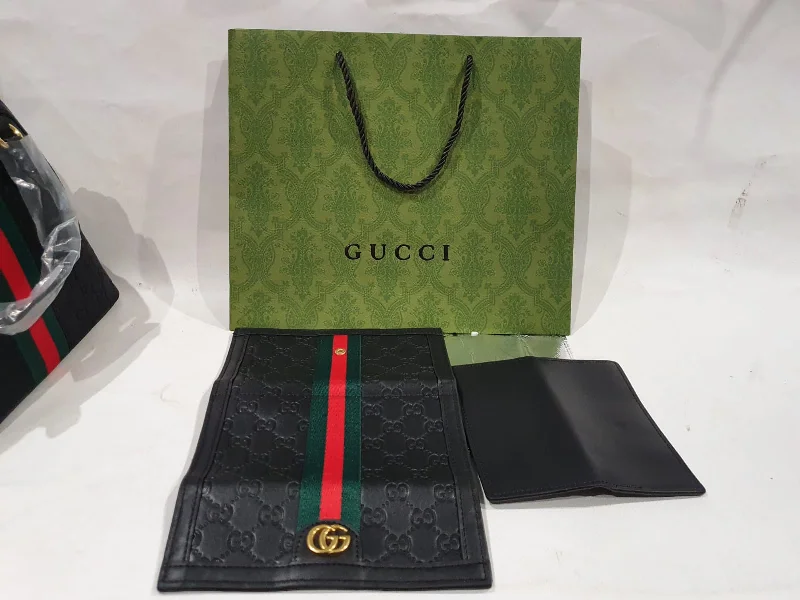 Gucci handbags for women with a patent - leather finishGucci 2in1 Wallet (With a Card Holder )