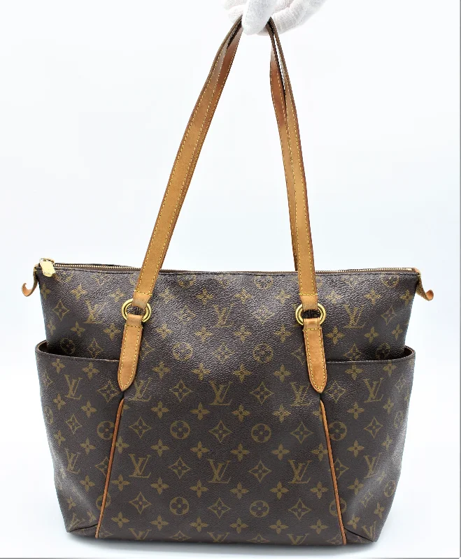 Ladies Louis Vuitton handbags with a detachable coin purse insideLOUIS VUITTON Totally MM Bag