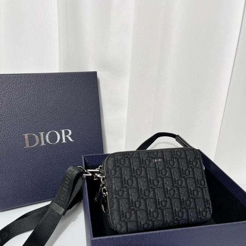 Fashion - forward Christian Dior tote bags for the modern womanChristian Dior  Bags - 3129