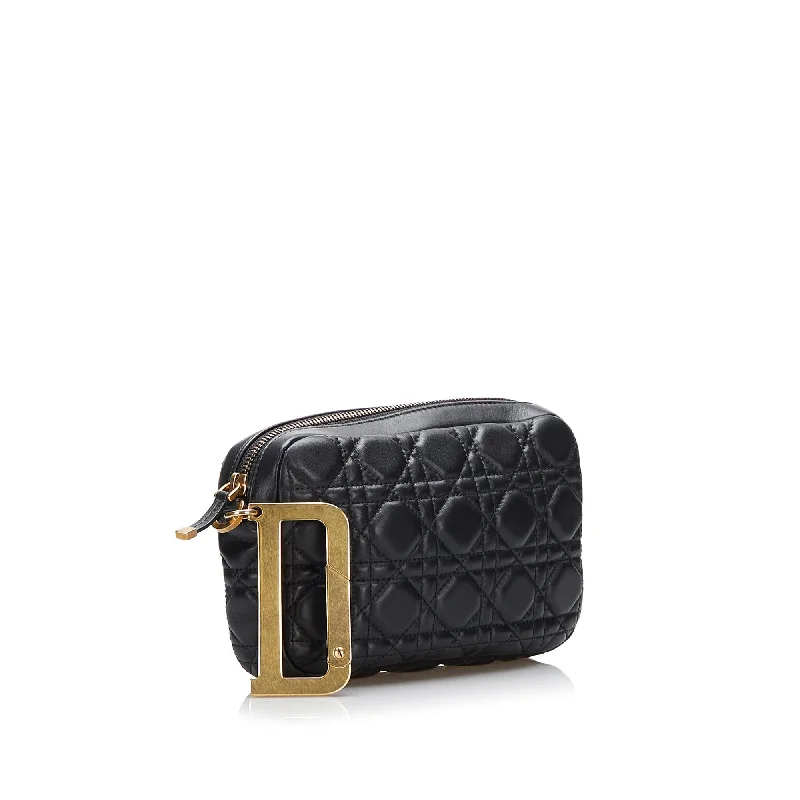 Christian Dior handbags with a removable shoulder strap for versatilityDior Cannage DiorQuake Clutch (ifvFCa)