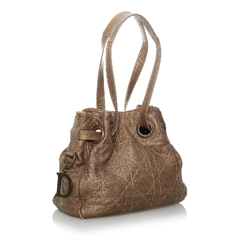 Christian Dior Saddle bags with a distressed leather finishDior Cannage Drawstring Bucket Bag (37208)